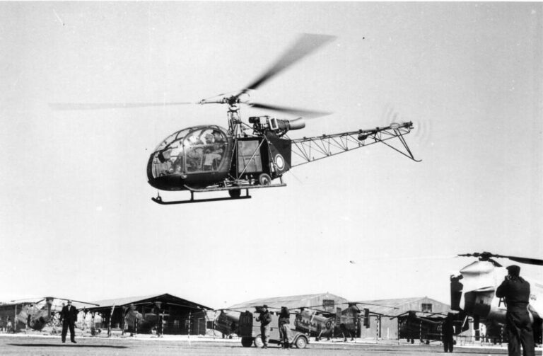 ALOUETTE II SE3130 transportant des autorités au départ de la base de Sétif (photo X, collection Marc BONAS).