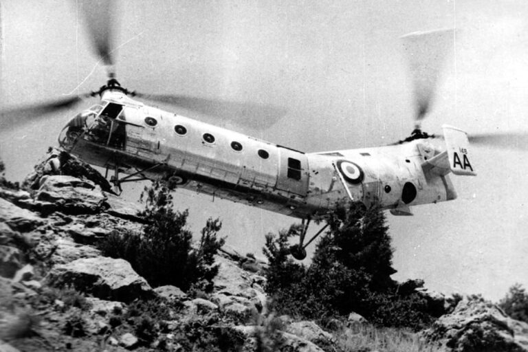 Photographie d'un vertol H21 volant à flanc de montagne